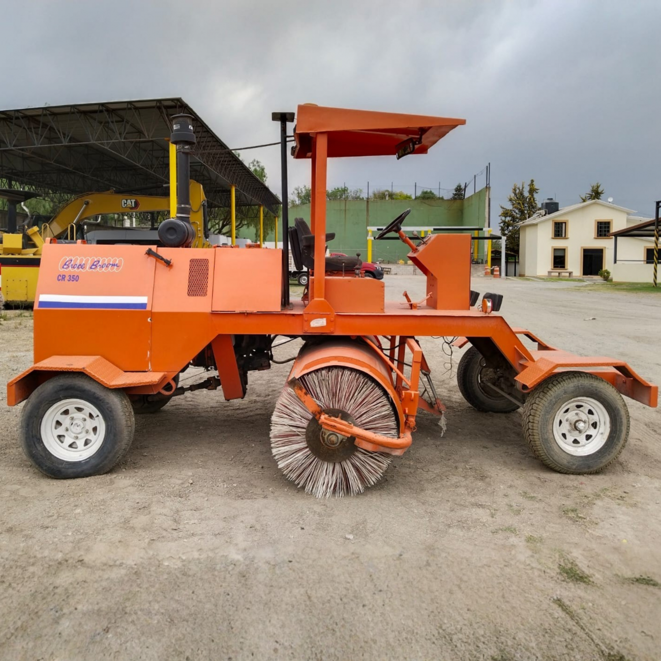Barredora BROCE CR350 año 2003 disponible para venta para limpieza de vialidades y áreas industriales