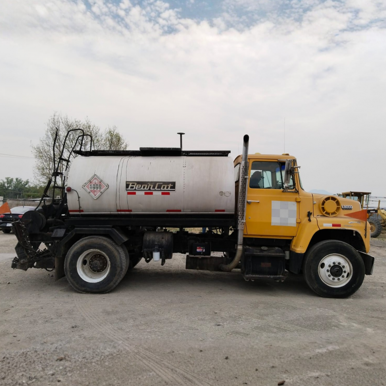 Camión petrolizador Ford LN8000 año 1990 disponible para venta en México