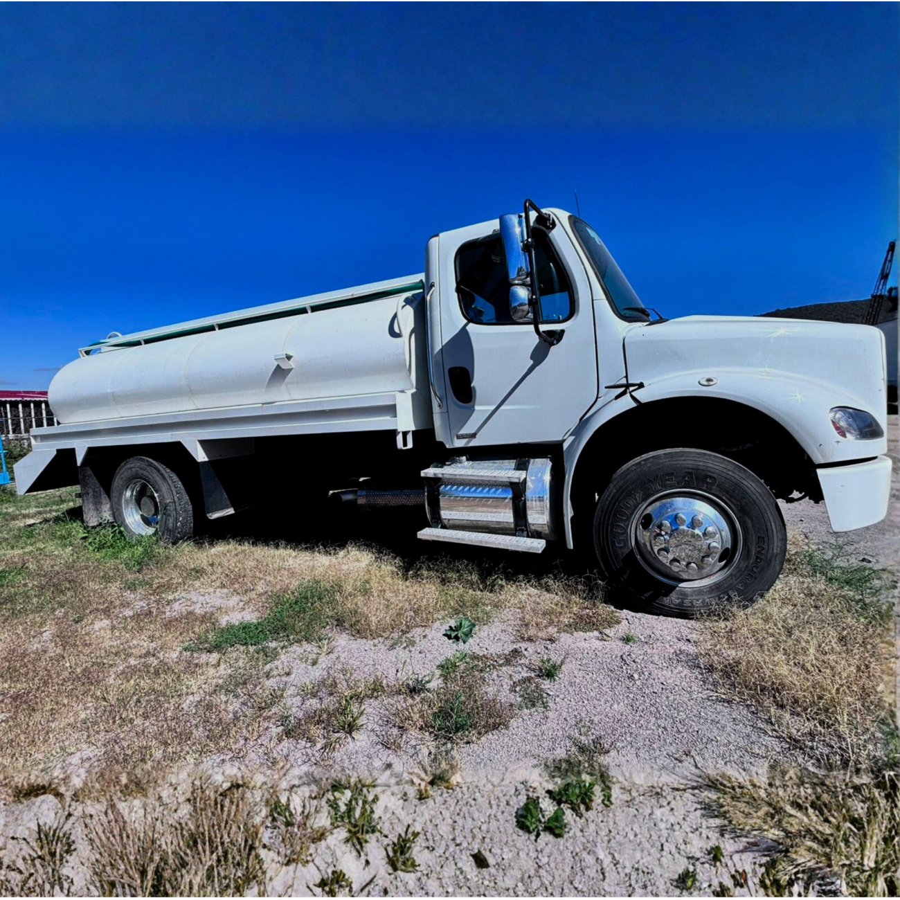 Camión pipa International 4300 SBA año 2012 disponible para venta en México