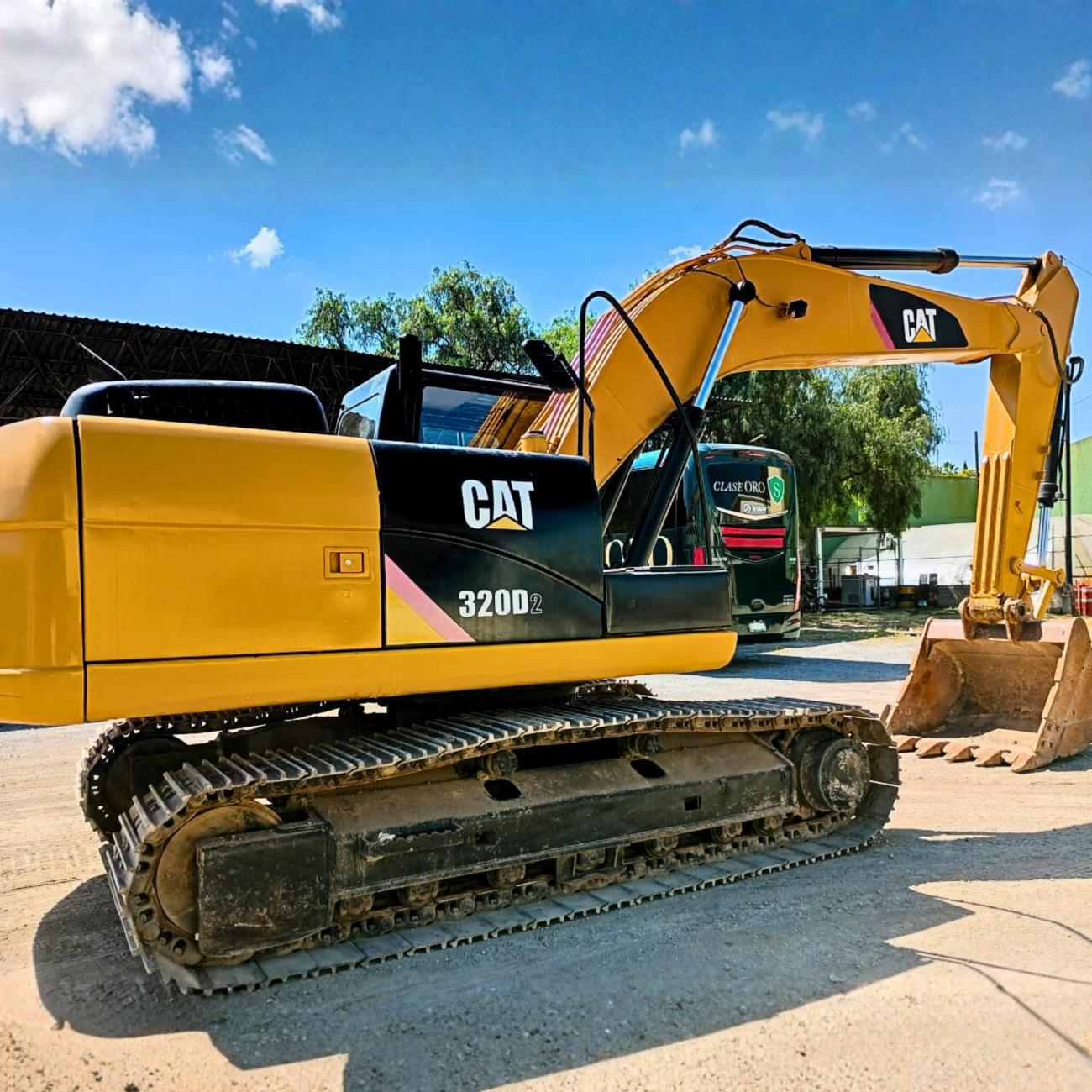 Excavadora Caterpillar CAT 320D2 año 2017 sobre orugas disponible para venta