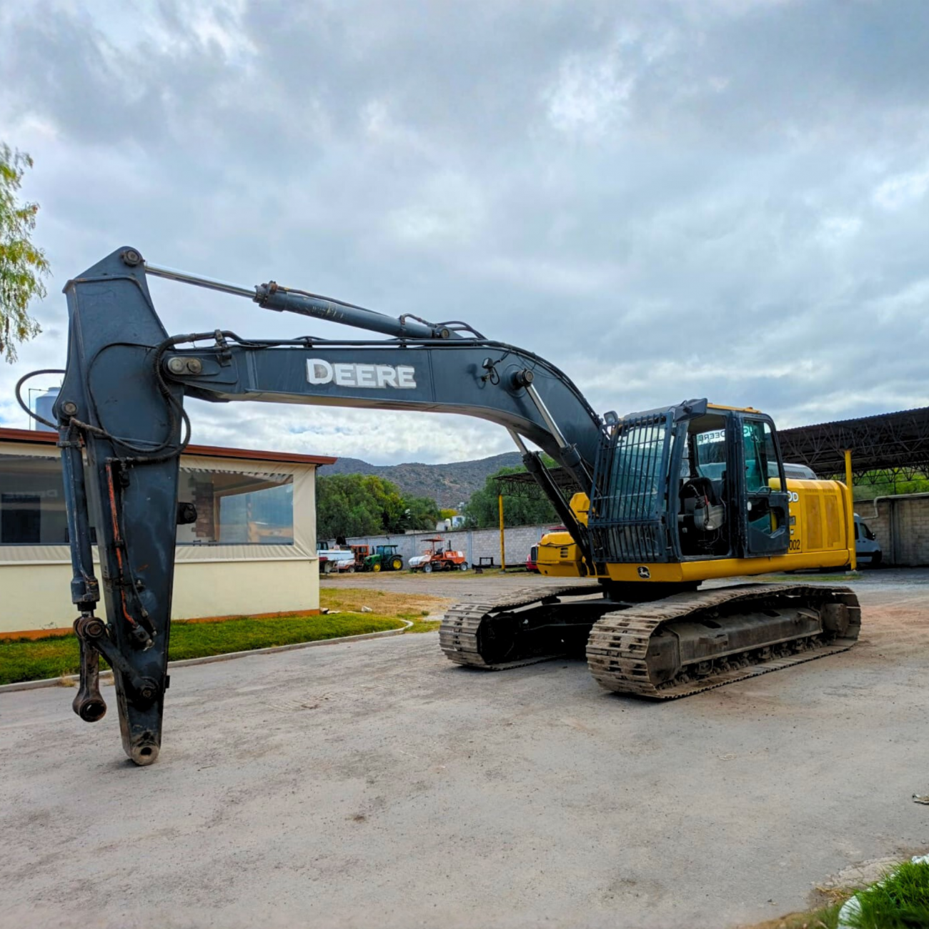 Excavadora John Deere 200DLC año 2010 sobre orugas disponible para venta